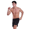 Pougadas de desempenho atlético masculinas executando shorts de treinamento de fitness de ioga