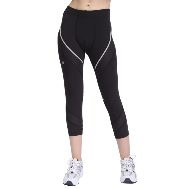 Mulheres em relevo em relevo reflexivo correndo capri legging